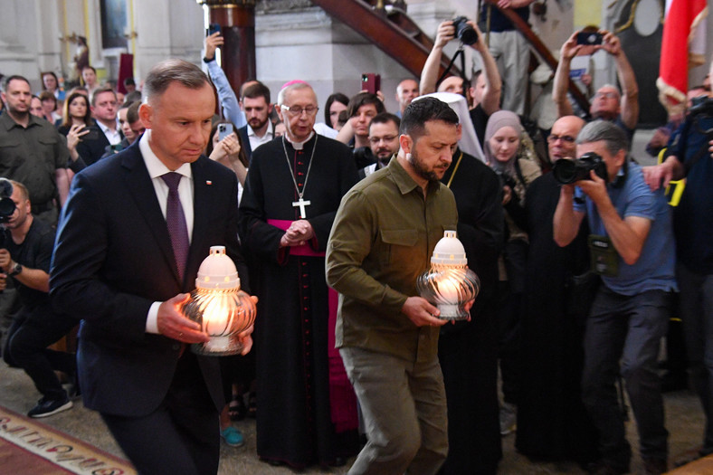 Prezydenci Polski i Ukrainy podczas mszy w Łucku (9.07.2023 r.)