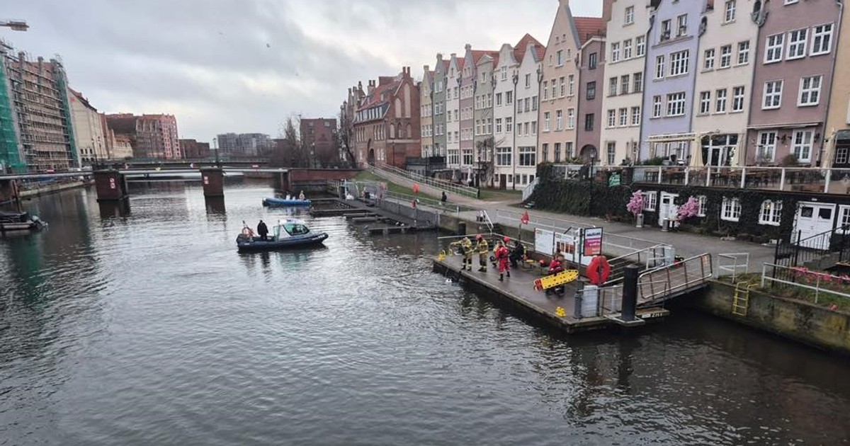 Alarm nad Motławą postawił służby na nogi. Szukali kolegów 21-latka w rzece. Mężczyzna ma teraz poważny problem