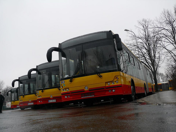Na razie w Warszawie jest 10 z 35 przegubowych gazowych autobusów napędzanych LNG. To nabytek spółki Miejskie Zakłady Autobusowe, która na co dzień używa prawie 1,3 tys. autobusów. Dostawcą paliwa będzie niemiecka spółka rosyjskiego Gazpromu, z którą MZA podpisały umowę na 10 lat. Warszawa jest drugim miastem w Europie, która postawiła na tę technologią (pierwszym jest Olsztyn – od 2013 r.). Pojazdami zbudowanymi w tej technologii jeżdżą za to pasażerowie w Chinach i USA (np. w Phoenix).