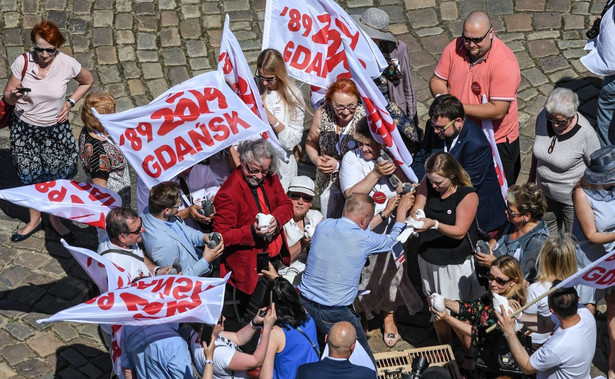 Warto było zmieniać ustrój? Ilu Polaków popiera transformację? SONDAŻ CBOS