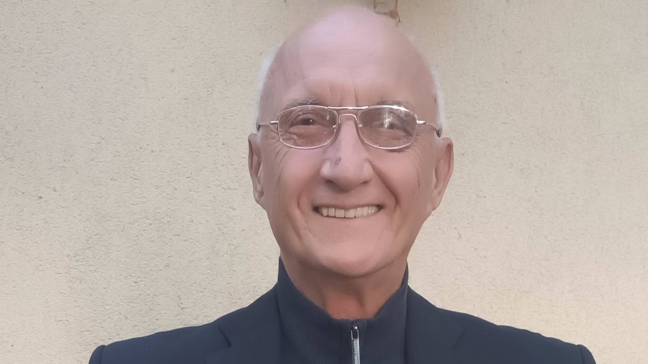 Jozef Banáš so svojou knihou, ktorá vyšla arabčine.