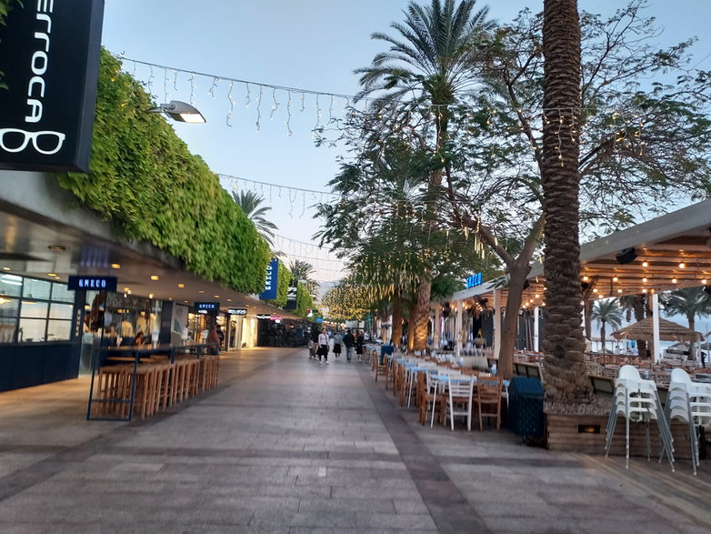 Główna promenada ze sklepami i restauracjami w Ejlacie