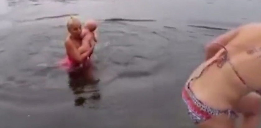 Matka wrzuciła niemowlę do lodowatej wody! Zobacz film