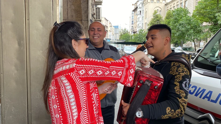 Dinča izveo ženu iz porodilišta