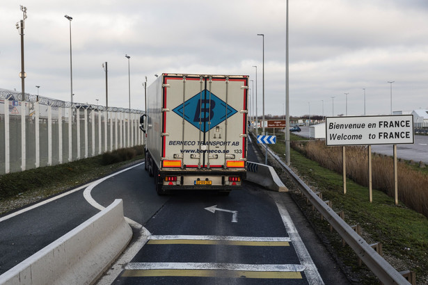 Brytyjska ciężarówka wjeżdżająca do Francji w Calais