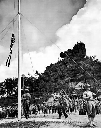 Amerykańska flaga nad Okinawą 22 czerwca 1945 roku (domena publiczna)