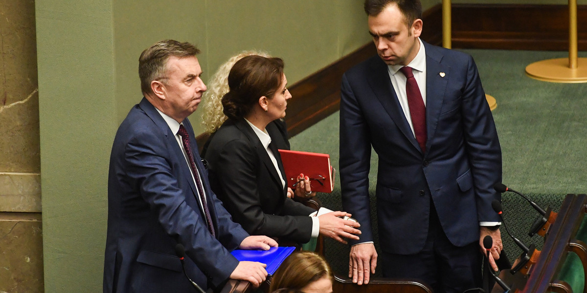 Ministrowie nowego rządu w Sejmie - pierwszy z prawej minister finansów Andrzej Domański
