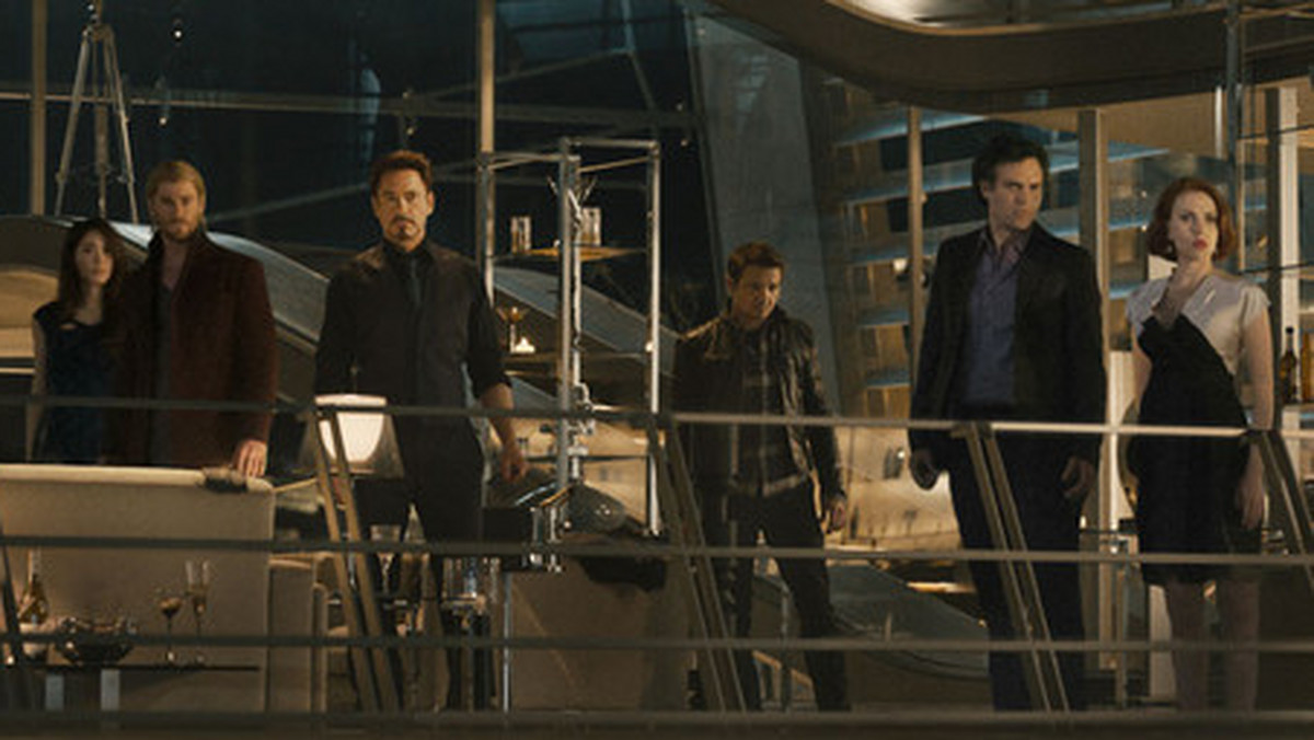 Studio Marvel zamieściło w sieci nowe zdjęcie ze swojego nadchodzącego filmu "Avengers: Czas Ultrona". Pojawiają się na nim wszyscy członkowie grupy. Premiera przewidziana jest na maj 2015.