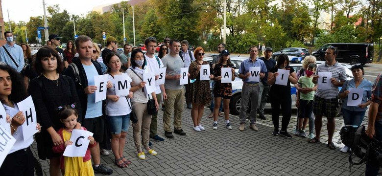 Tłum przed komendą policji we Wrocławiu po śmierci 25-letniego Dmytra