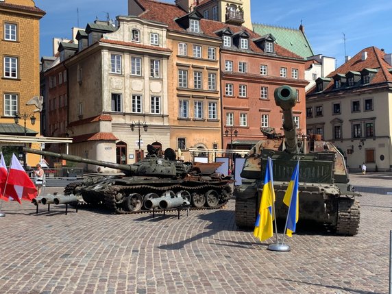 Rosyjskie maszyny wojskowe na placu Zamkowym 