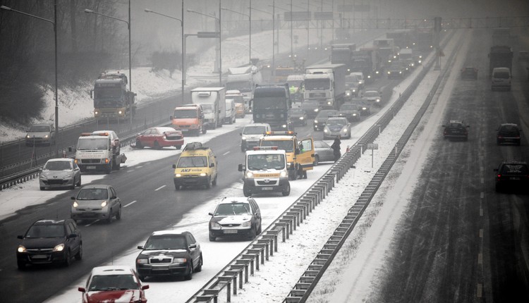 Karambol na A4. Zderzenie ośmiu pojazdów, autostrada całkowicie zablokowana