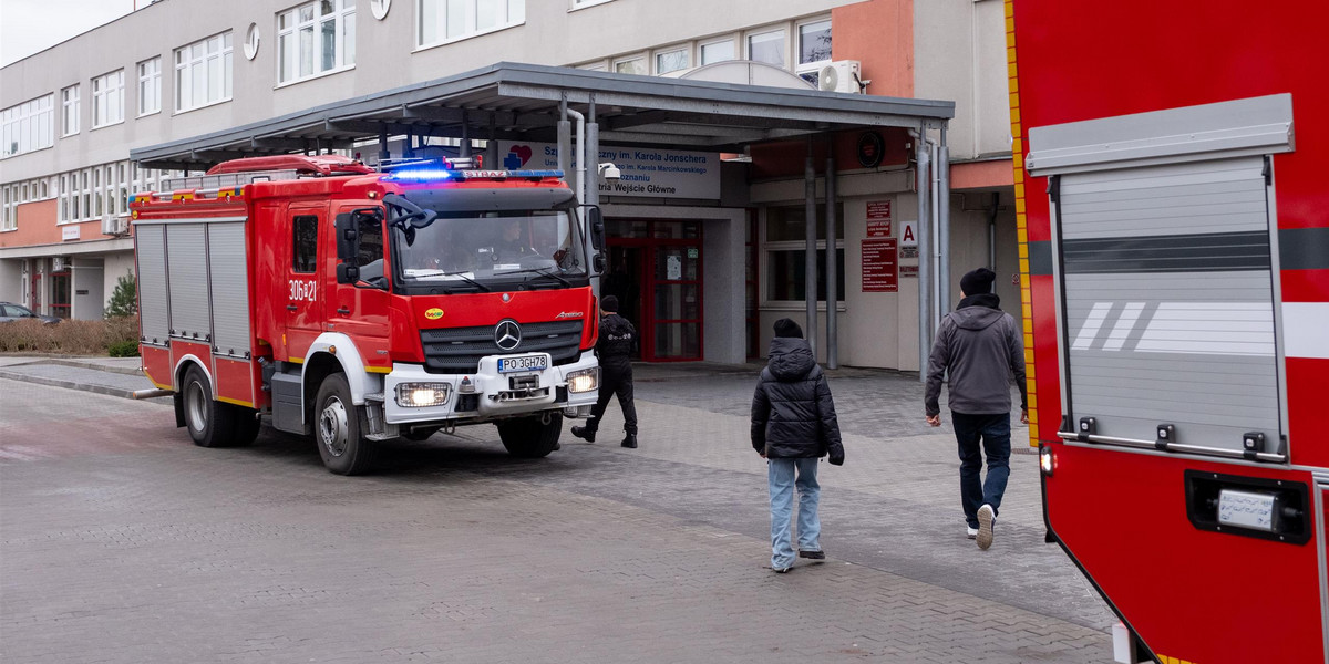 Straż pożarna pod szpitalem przy ul. Szpitalnej w Poznaniu.