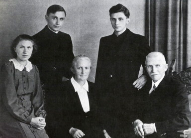 Rodzina Ratzingerów. Od lewej Maria i Joseph
