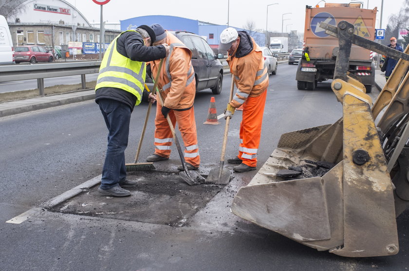 Drogowcy walczą z dziurami