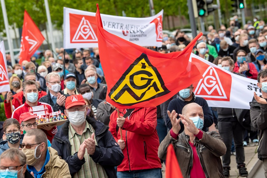 Protest związkowców IG Metall przed fabryką Airbusa. Lider związku zaproponował skrócenie tygodnia pracy do czterech dni