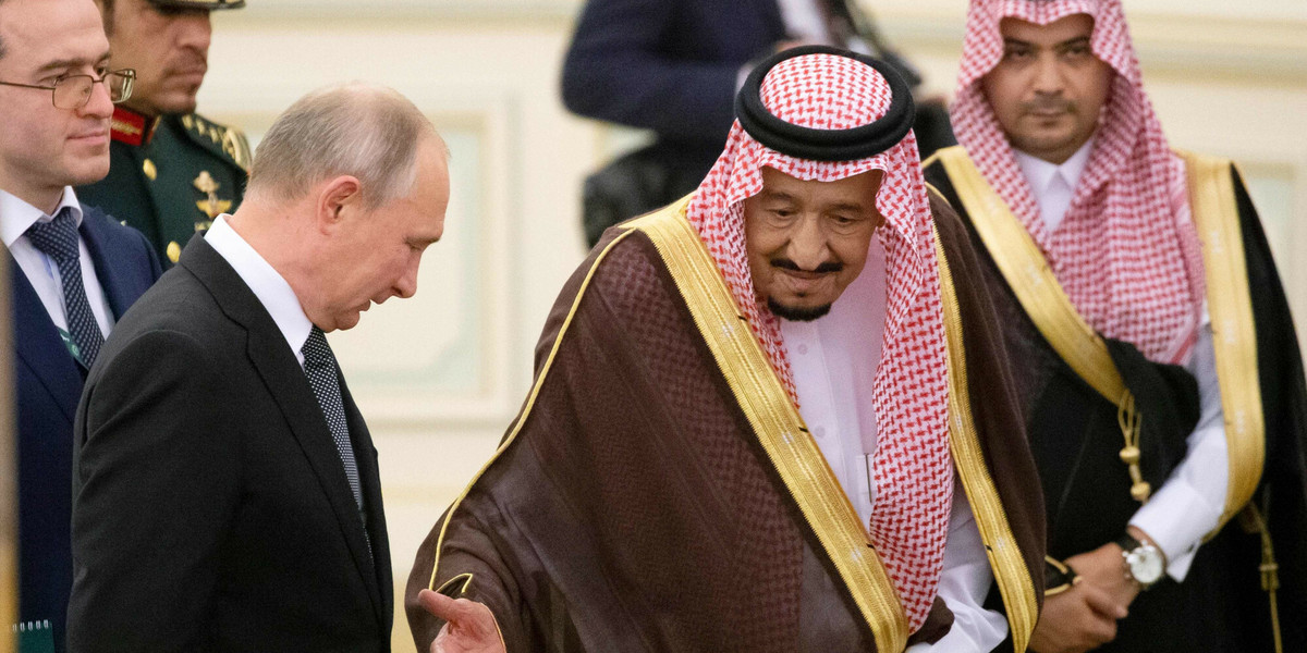 Arabia Saudyjska. Król Arabii Saudyjskiej Salman wita prezydenta Rosji Władimira Putina podczas spotkania w Rijadzie w 2019 r.