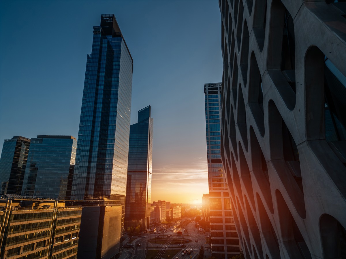 Efekt późnej Wielkanocy w gospodarce. Ekonomiści korygują prognozy w dół