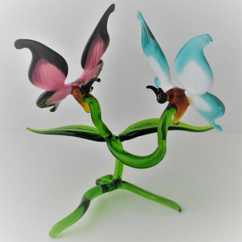 Kunstobjekt: zwei Schmetterlinge auf einem Baum zum Aufstellen von einem Kunstglasbläsermeister in Handarbeit hergestellt für 58 Franken, via Ars et vitrum.