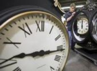 Zmiana czasu z letniego na zimowy podwyższy pensje, ale tylko na godzinę