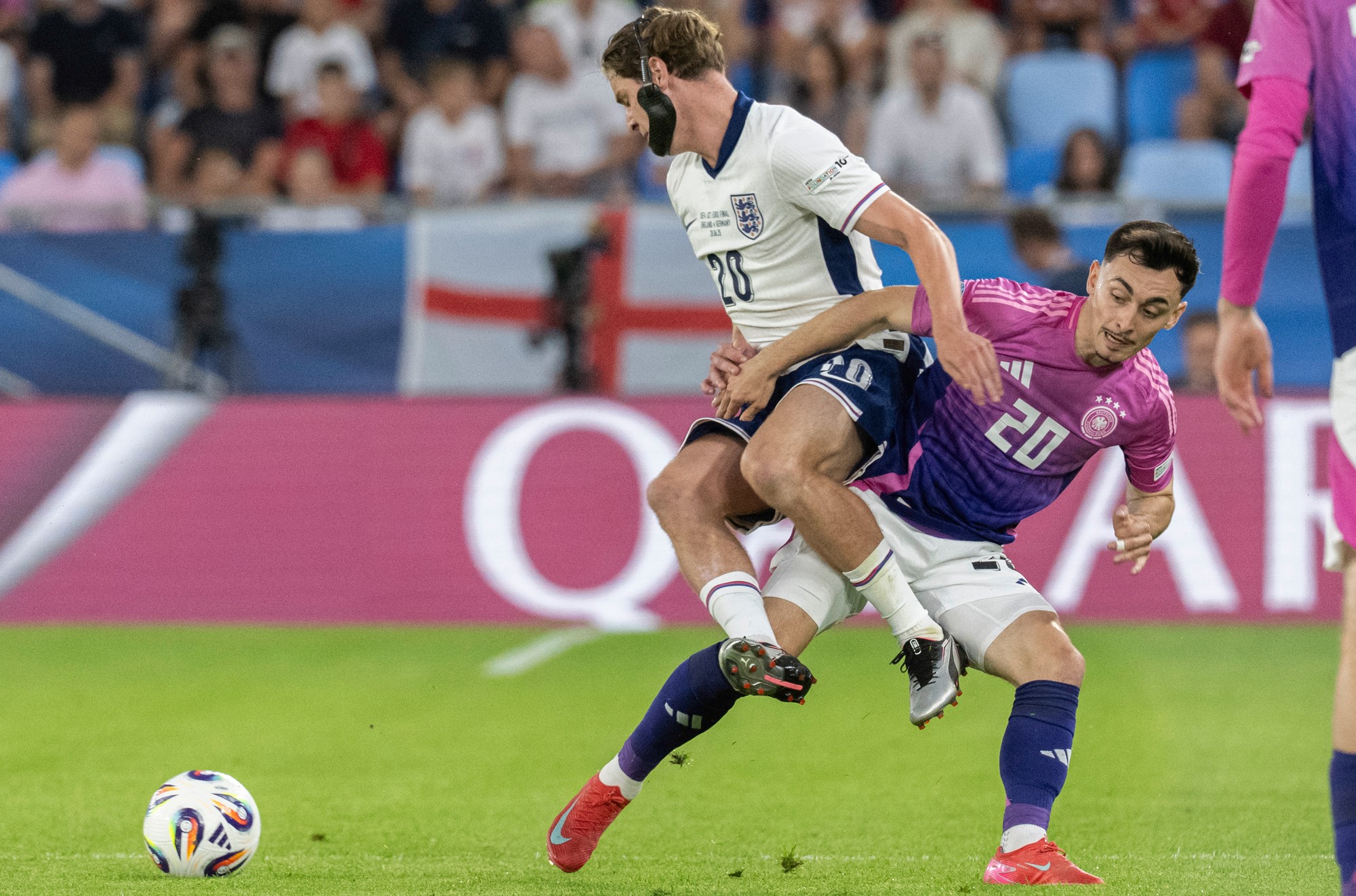 Anglický futbalista Alex Scott (vľavo) a hráč Nemecka Paul Nebel. 
