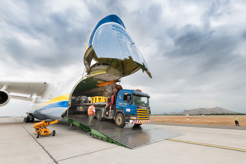 Załadunek Antonowa An-225 Mrija