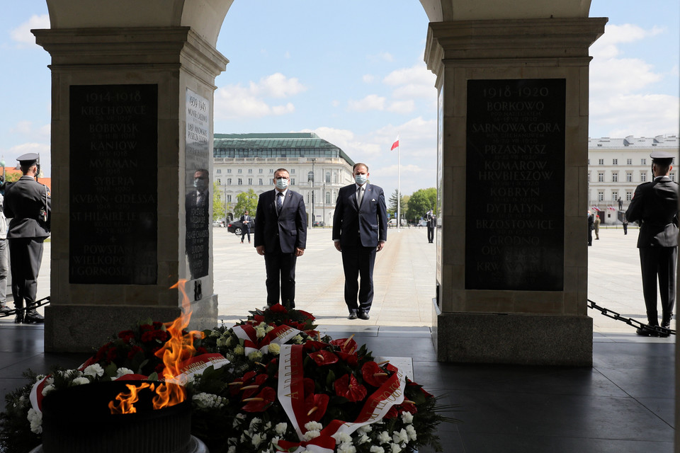 Szef Urzędu do Spraw Kombatantów i Osób Represjonowanych Jan Józef Kasprzyk i dyrektor Gabinetu Szefa UdsKiOR Wojciech Lesiak składają wieniec przed Grobem Nieznanego Żołnierza w Warszawie