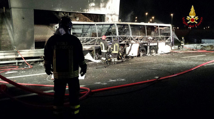 A busz éjszaka rohant az autópályán a támasztópillérnek / Fotó: MTI