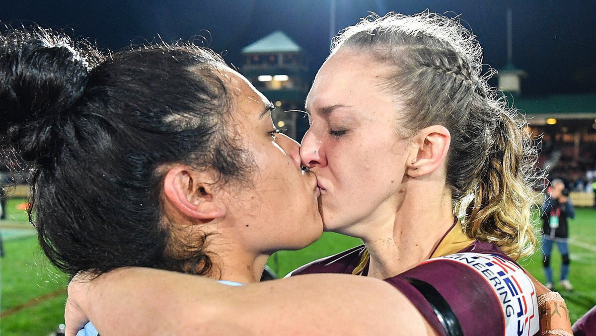 Dwie kobiety wywołały prawdziwą burzę wśród kibiców rugby. Karina Brown i Vanessa Foliaki, zawodniczki przeciwnych drużyn, pocałowały się publicznie. I nie wszystkim się to spodobało.