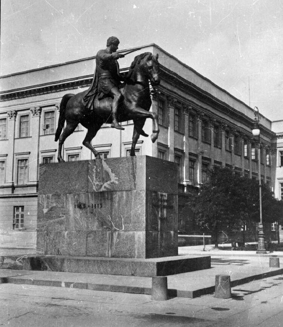 Pomnik księcia Józefa Poniatowskiego na pl. Piłsudskiego w Warszawie w tle Pałac Saski. Reprodukcja fotografii z lat 30. XX w.