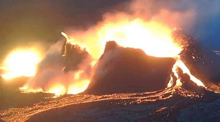 Szétrobbant az izlandi vulkán krátere, irányt váltott a kiömlő láva /Fotó: Twitter