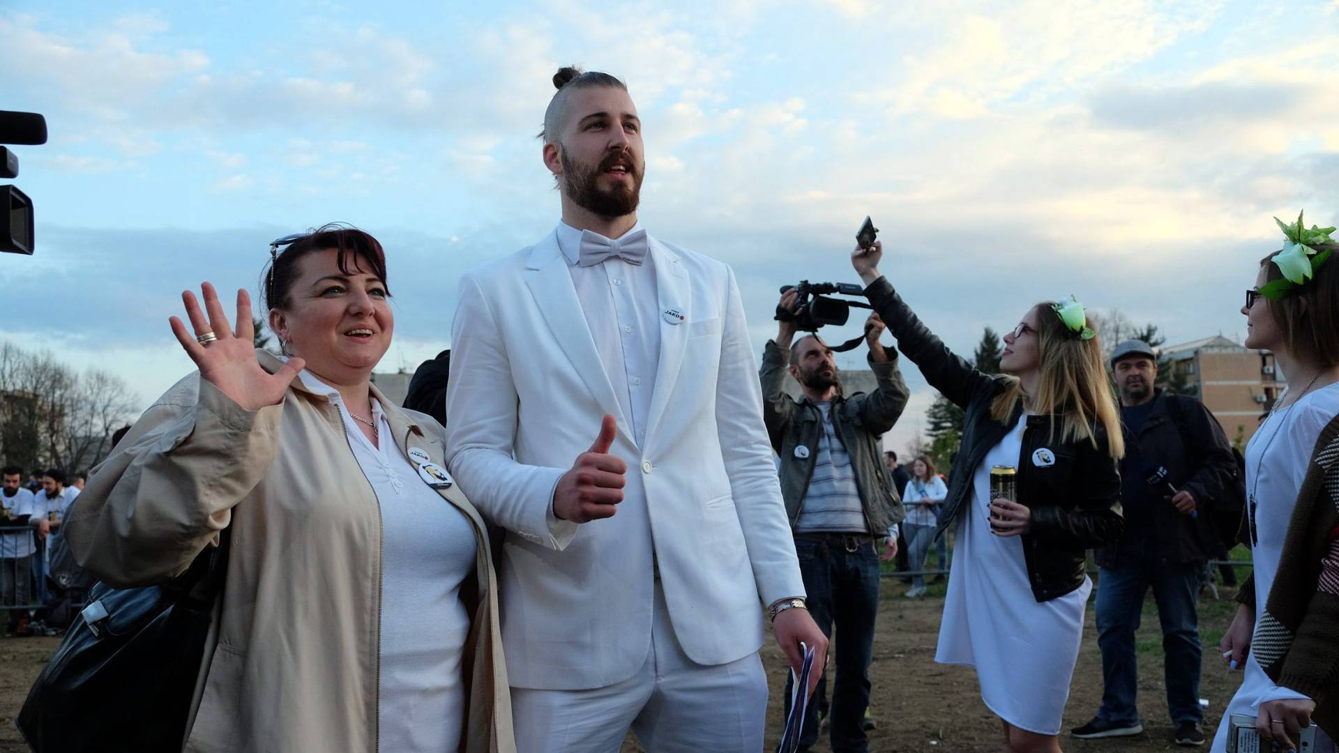 Završni miting Belog Preletačevića odložen iz smešnog razloga, ali vredelo ga je čekati