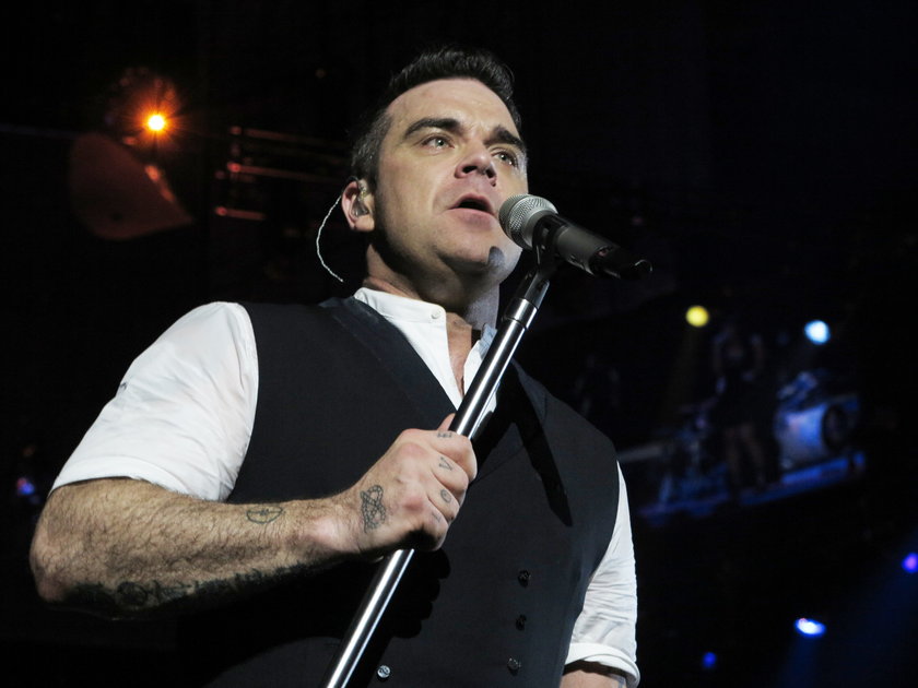 Robbie Williams z mikrofonem