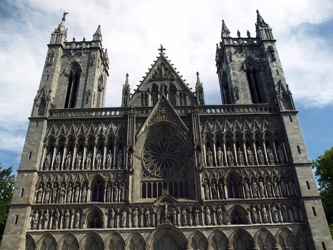 3. miejsce: Katedra Nidaros – gotycka katedra wybudowana w 1152. Katedra nosząca do dziś starą nazwę Trondheim wzorowana była na angielskiej katedrze w Canterbury. Ta największa w całej Skandynawii świątynia, jest miejscem pochówku króla Norwegii Olafa II. Wprowadził on w swym kraju chrześcijaństwo i przez wiele lat po jego śmierci, jego grób był miejscem pielgrzymek.