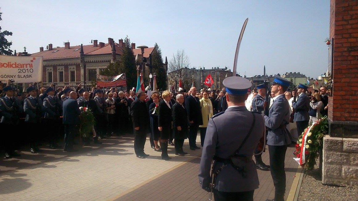 - Ta tragedia stała się przedmiotem sporu, który trzeba zakończyć w prawdzie – mówił dziś w Sosnowcu Jarosław Kaczyński podczas uroczystości odsłonięcia tablicy poświęconej ofiarom tragedii smoleńskiej.