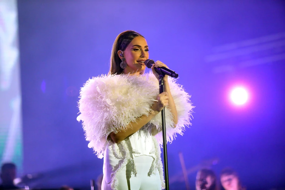 Emina sva u belom na koncertu 