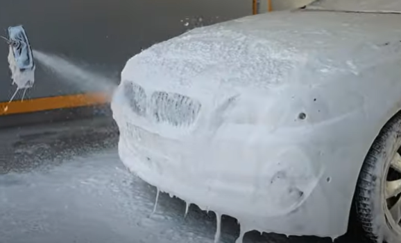 Pred umývaním ošetrite gumové tesnenia silikónovým sprejom a zámky WD-40. Po umytí nechajte auto úplne vyschnúť jazdou 15 až 20 minút. 