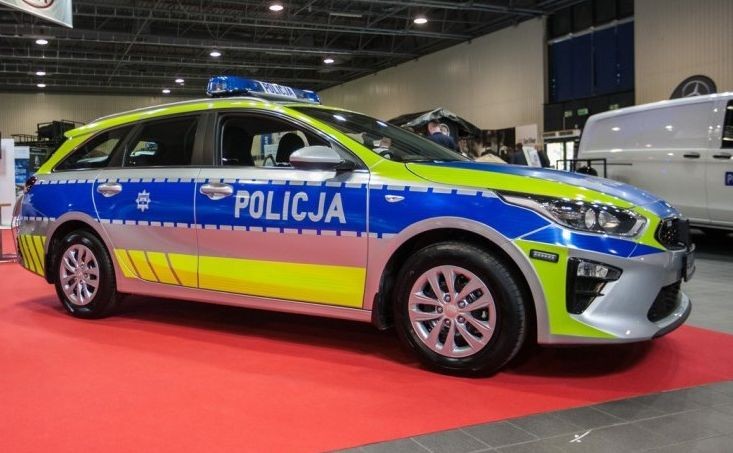 Policja - nowe oznakowanie radiowozów