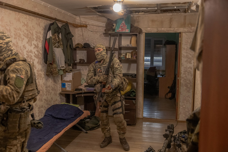 Ukraińscy snajperzy szykują się do wyjścia na misję. Bachmut. 25 września 2023 r.