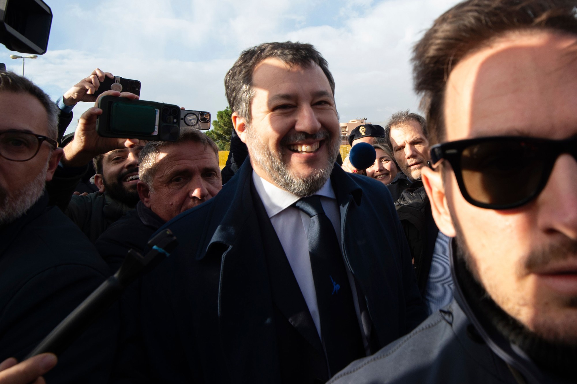 Taliansky súd zbavil vicepremiéra Mattea Salviniho obvinení zo zneužitia úradnej moci a nezákonného zadržiavania migrantov na záchrannej lodi v roku 2019.