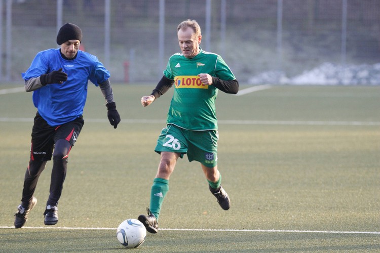 Donald Tusk jest w formie. Strzelił gola w sylwestrowym meczu