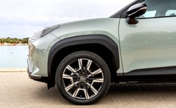 Nowa Toyota na rynku. Teraz cena i oszczędna hybryda 1.5 robią różnicę