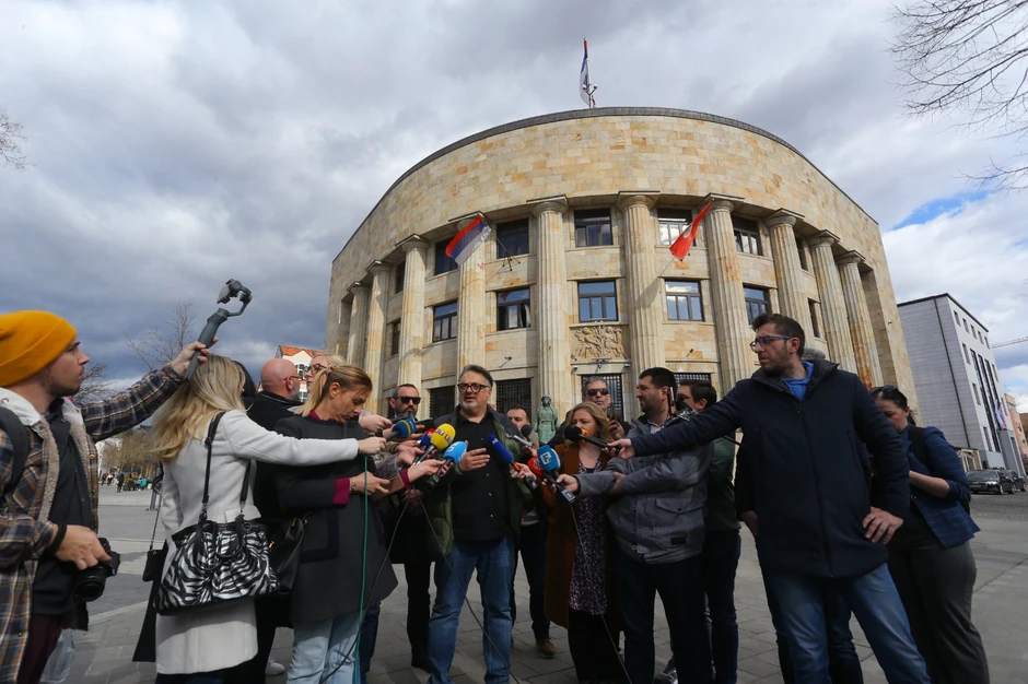 Nikola Morača s novinarima ispred Palate Republike