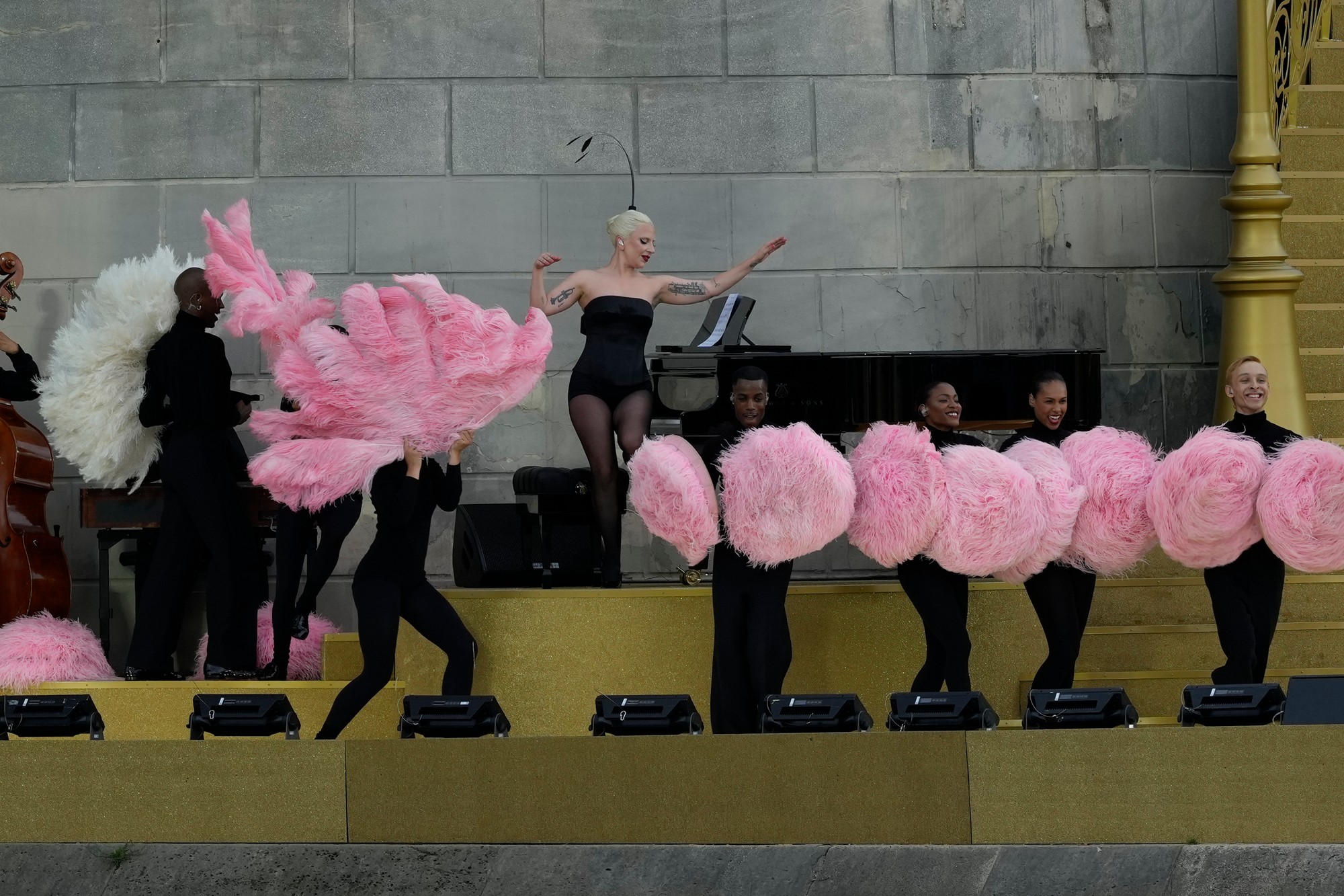 Na snímke americká speváčka Lady Gaga vystupuje pred otváracím ceremoniálom XXXIII. letných olympijských hier v Paríži 26. júla 2024.