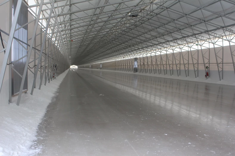 700-metrowa hala z podłogą pokrytą lodem