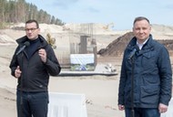 Wizyta prezydenta Andrzeja Dudy i premiera Mateusza Morawieckiego na budowie przekopu Mierzei Wiślanej, 30 maja 2020 r.