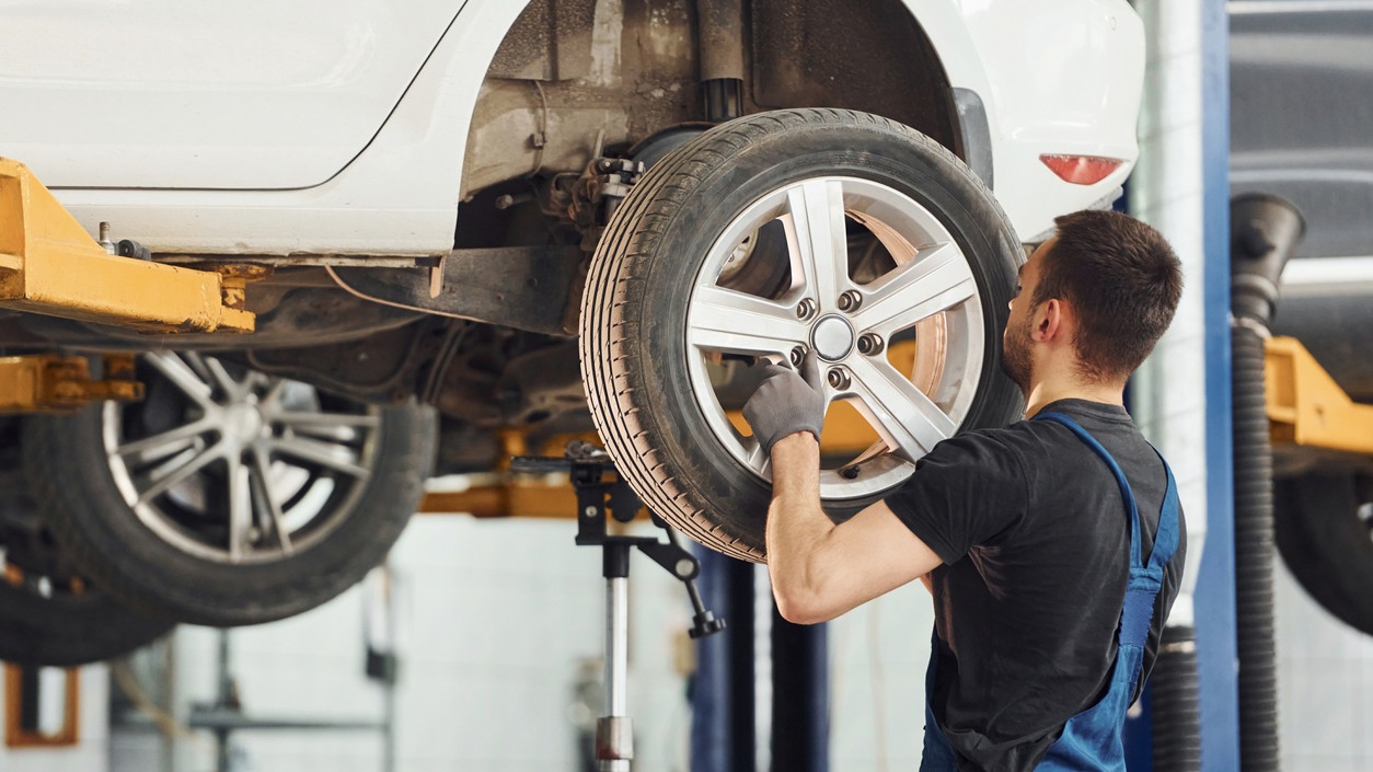 Vymenili ste pneumatiky? Skontrolujte aj snímače tlaku, inak vás auto môže prekvapiť.