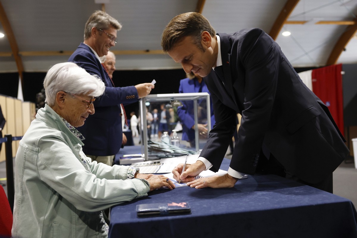 Prezydent Francji Emmanuel Macron w trakcie głosowania w drugiej turze wyborów parlamentarnych we Francji, w lokalu wyborczym w Le Touquet-Paris-Plage w północnej Francji