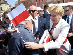 Zmiana rozmiaru w okolicy biustu? Agata Duda przykuła uwagę na obchodach 2 maja. FOTO