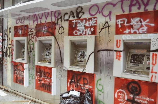istambuł turcja protesty zamieszki pomazane bankomaty