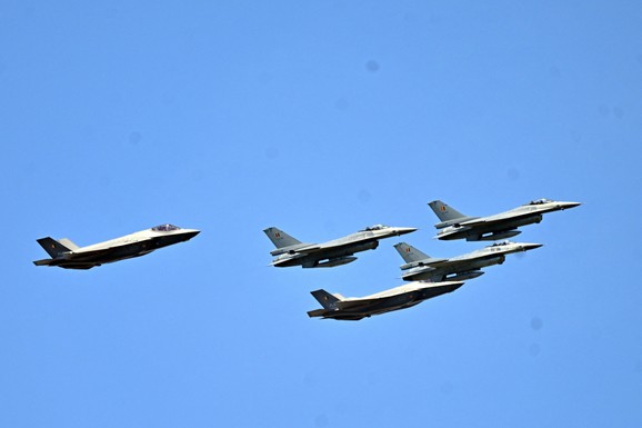 PODIGNUTI LOVCI F-16 ZBOG TRAMPA! Drama na nebu: Naređena HITNA akcija
